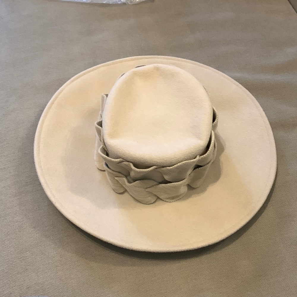 Kokin wide brim, felt beige Hat with leaf accents